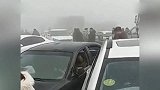 【江苏】泰州一大桥多车连撞 雾中车辆刹车不及冲入“车堆”