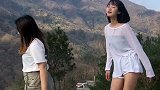 回到老家，看到这两位邻居家的姐姐长大了。