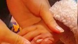 宝宝和爸爸赌气躲进卧室，不慎被门缝夹扁手