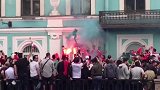 抢占圣彼得堡街道 伊朗球迷点燃烟火等待首战