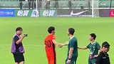实拍侯永永和国安替补席握手寒暄
