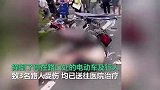 成都一越野车冲入人行道致3人受伤 行车记录仪拍下事发瞬间