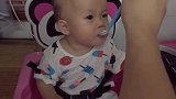宝爸喂宝宝吃面条，两父女竟然杠上了，真有趣