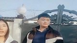 也许正是大衣哥对小伟的严厉，才造成他今天的性格，想改变有点难