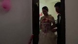 广东一帅哥迎亲，新娘很漂亮，快上车了都要亲一口