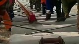 十几位师傅合力才能铺火车铁轨，这铁轨是有多长