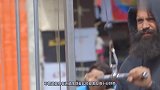 举重运动员乔装成老人，街头秀高操作整懵健身者