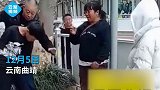 云南男孩当街打妈妈，被过路好心大哥教训，妈妈心疼又无奈