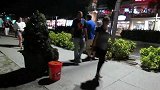 国外恶作剧，男子伪装成树人恶搞路人，街上充满了欢笑