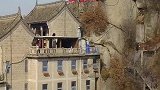 悬崖峭壁上的豪华别墅群，引来无数游客来拜访！