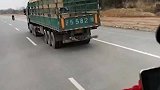 一卡车后门出问题，后车司机不停按喇叭追上前去提醒