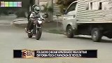 国外恶搞：路人还以为遇到了劫匪，吓得赶紧趴下！