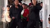 武校学生下雨天楼道训练