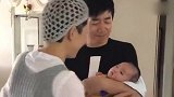 演员范明都当爷爷了，小心翼翼的抱着孩子，怎么看着还是很搞笑