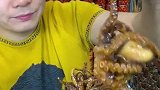 大哥吃个八爪鱼都这么带劲，看来确实是个吃货啊