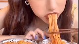 东北小姐姐直播吃番茄意面，吃相真诱人，我向往的生活