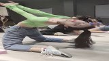 舞蹈老师教学员体型，看到接下来这一幕，我承认我心动了
