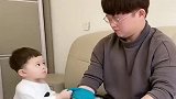 宝贝和老爸抢东西吃被揍，宝贝忍无可忍，最后绝地反击！