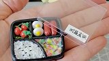 教你用粘土制作外卖盒饭，看着很好吃哦！快动手试试吧