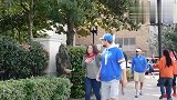 草丛中的野人伸手撮向路人，美女吓得尖叫起来