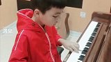 少年钢琴即兴演奏一曲《遇见》，旋律轻松悦耳，真是动听极了！