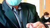 大爷用纸片和木棍贴在手上