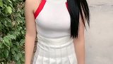 00后年轻不怕冷，冬天还搭配夏装，为了显身材真拼