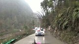 下雨天去山沟里送亲，这个地方的雾太大了，注意安全！