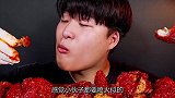 小伙挑战吸血鬼版“变态”辣炸鸡，吃个饭像洗澡一样，看着都胃疼