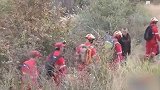 3男2女进山找刺激被困 24名救援人员苦寻一整夜