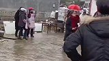 大妈只顾拍视频没注意，不慎掉进身后的地沟
