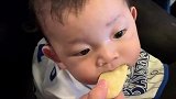 小宝宝第一次吃零食，认真的表情把心都萌化了！