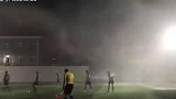 在暴雨中继续奋斗，也算是对得起自己的职业！