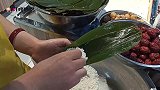 超市员工包粽子，现包现卖，手法娴熟，个大紧实，看完你也能学会