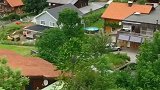 缆车里，欣赏沿途的风景。