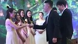 司仪让伴娘伴郎认识一下，这对伴郎伴娘太逗了，司仪你要盘她啊