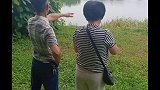 这臣妾和摄影师太坏了，合谋要朕使点劲打，坑得朕差点儿冲下河