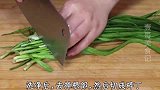 面粉里加一把韭菜，这样做太香了