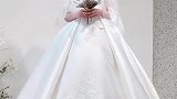 白雪公主款的婚纱，纯净洁白！估计每个姑娘都梦想拥有吧！