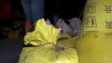 大热天吃地锅排骨，四斤肋排一大锅，竹筒蒸着吃过瘾，一锅做少了