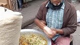 印度街头重口味零食，老板用手抓着食材的手艺，看着就有点反胃！