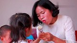 年轻妈妈给娃吃冰条，宝宝大口大口的吃，也不担心孩子会感冒