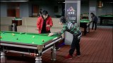 大鹏打台球姿势不对，很多热心人来帮他指点