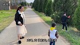 小伙带媳妇和儿子去水库玩，这里的风景可真不错，俩儿子很开心