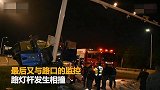 【山东】重型货车撞碎限高杆失控滑行 又撞路灯杆车头报废