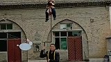 社火表演小孩装扮前后画风突变，上面睡觉大人玩得挺高兴的
