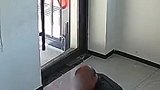 一名男子中暑后向消防站求助，推门进入后随即瘫倒在地。消防队员立即开展急救流程，喂男子服下药物并迅速拨打120求助