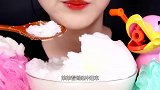 女子大口吃浴缸的泡沫，竟然面带微笑，难道泡沫真的很好吃