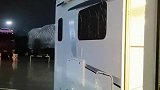 晚上遇到大雨加雾，房车继续开太危险了