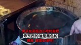 男子在买街边小吃时发现，炸东西的油是黑色的